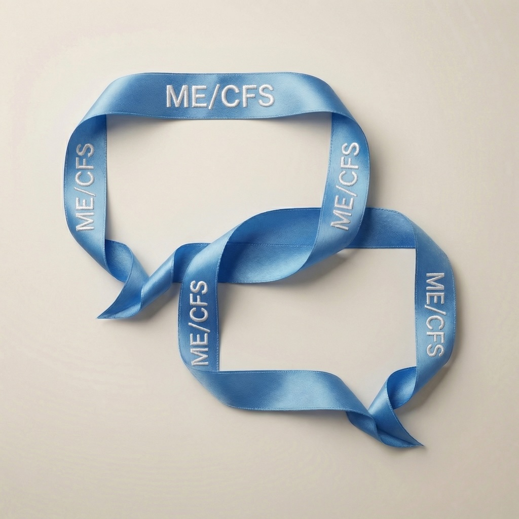 Zwei blaue Schleifen in Form von Chat-Sprechblasen mit der Aufschrift ME/CFS